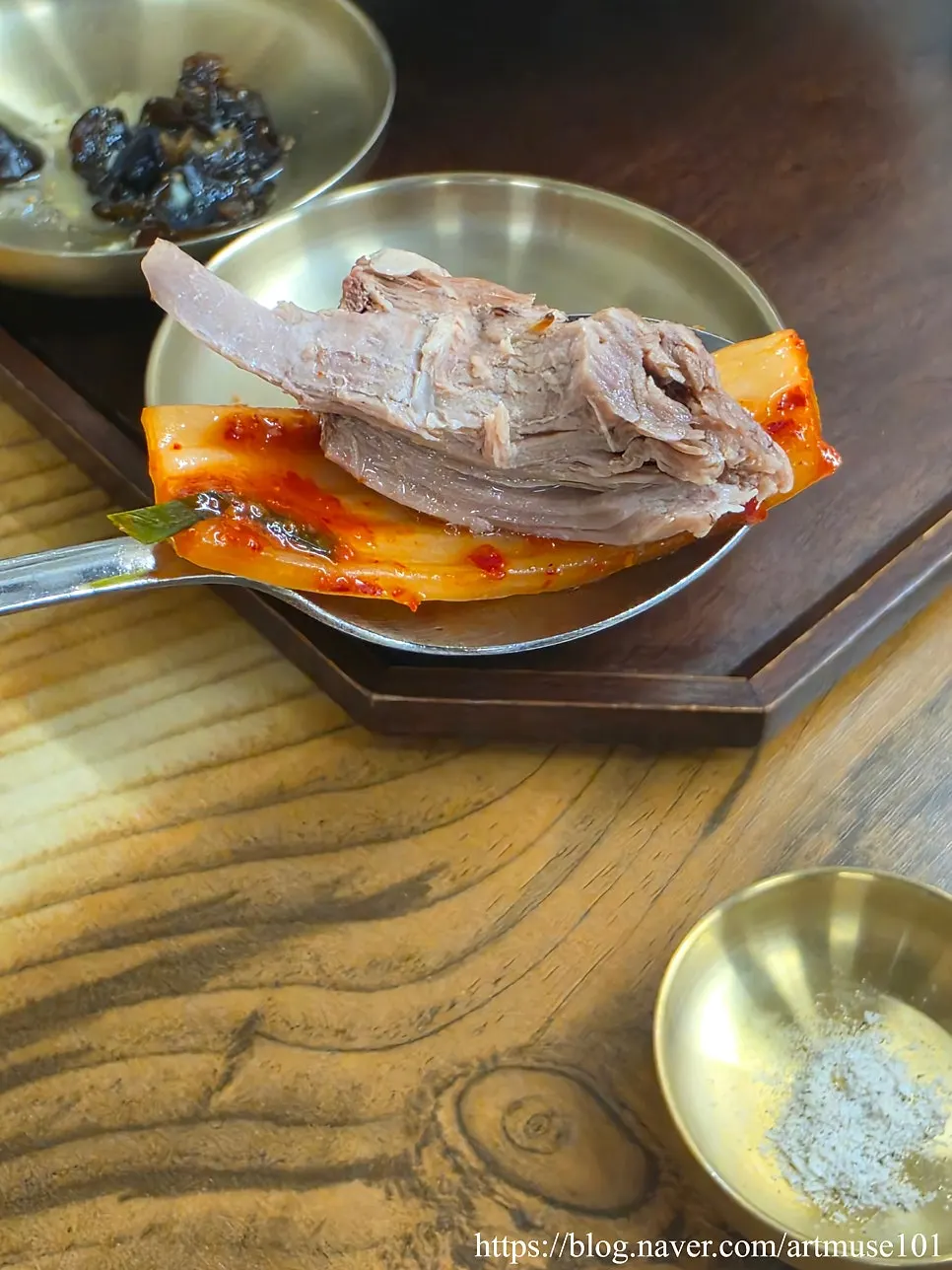 김치와 함께 곁들인 오리살
