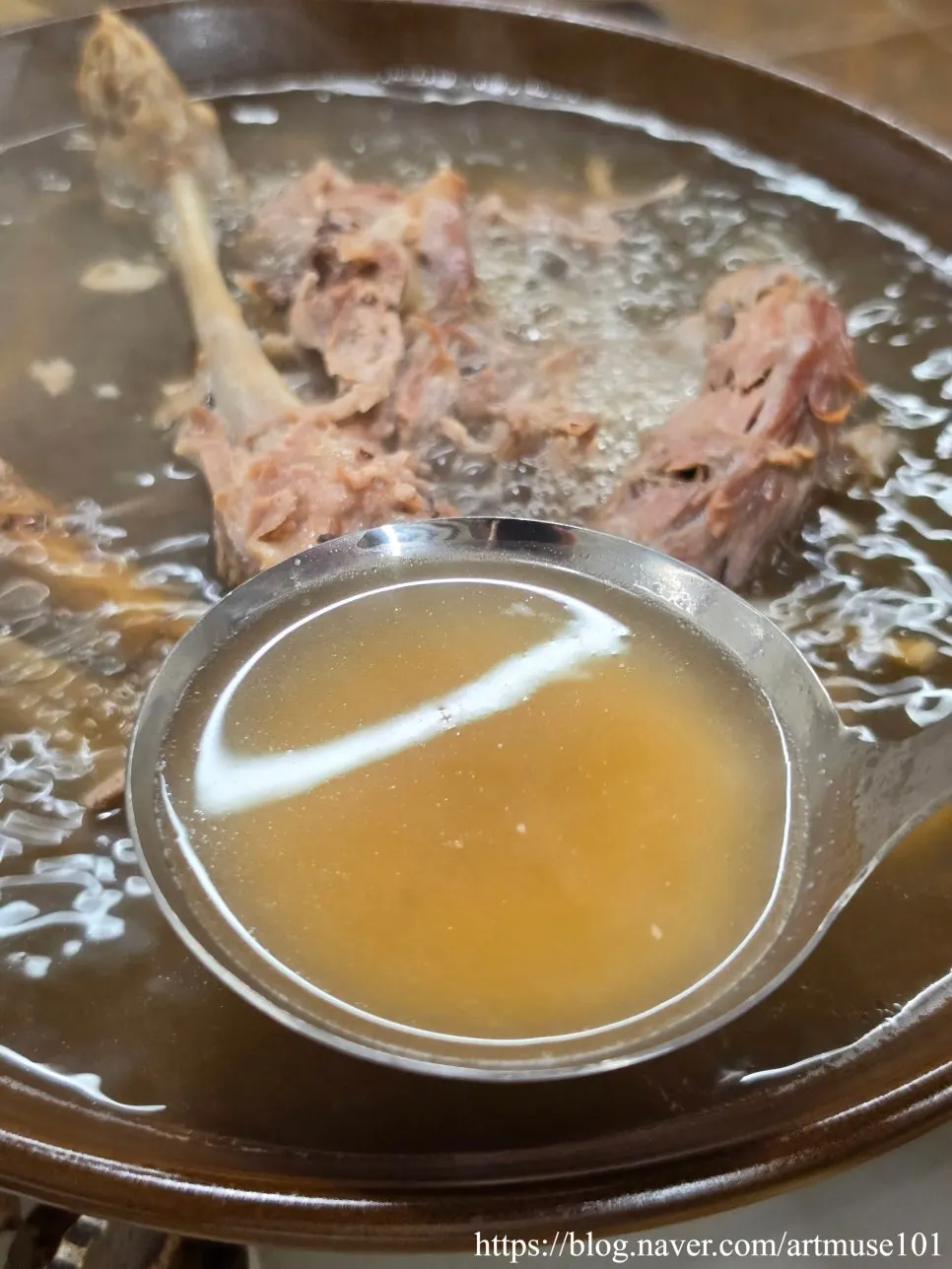 약재 넣고 끓인 깊은 맛의 오리탕 국물