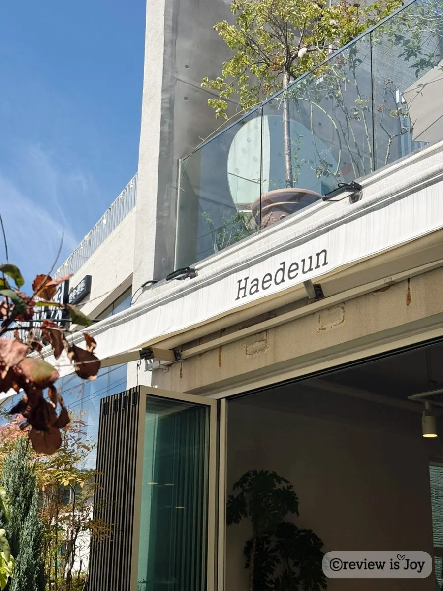 Sunny window seating at Haedeun