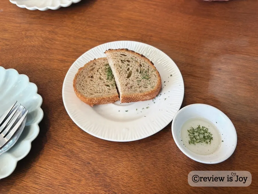 Pre-meal bread and sauce