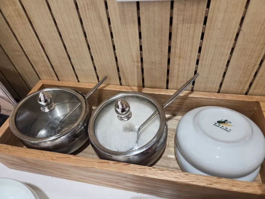 Basic table setting at Gujeon Gukbap