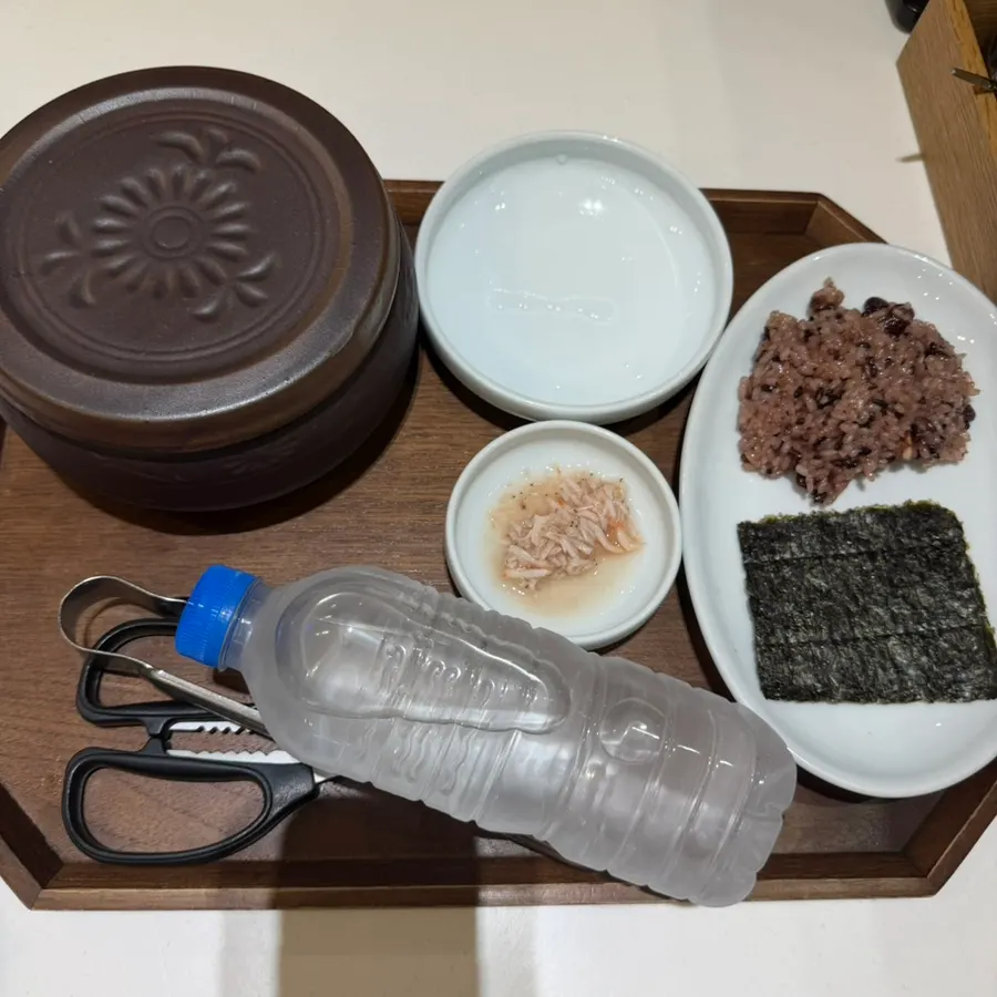기본 구성으로 나온 찰밥과 항아리김치