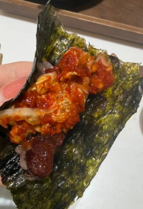 테이블에 놓인 참기름 고추장 후추