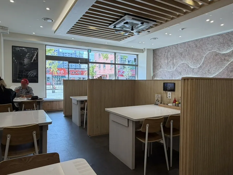 Regular table seating at Gujeon Gukbap