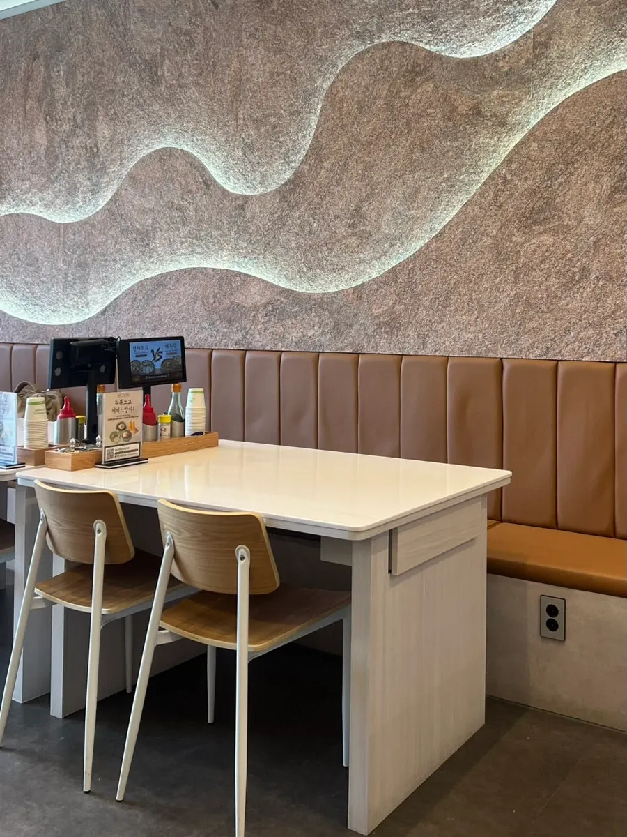 Partitioned center seating for solo diners