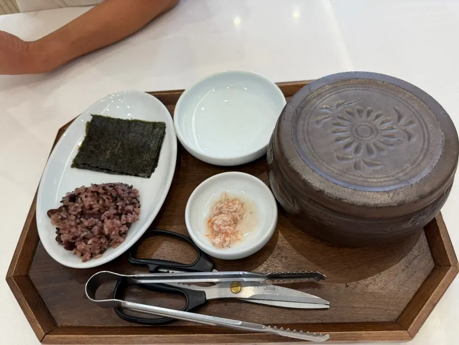 Sticky rice and dried seaweed served as default