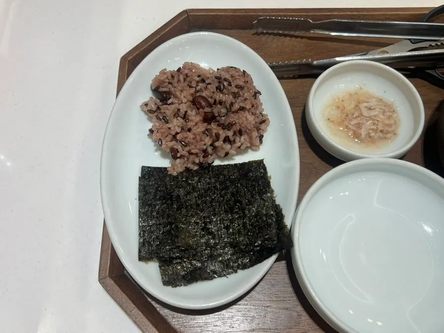 Jar-served kimchi and basic side dish setting