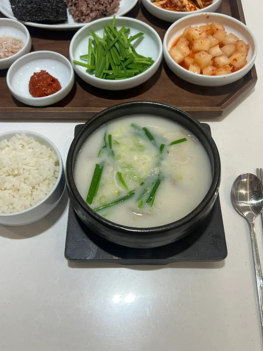 Earthenware bowl of mixed pork gukbap with head meat and offal
