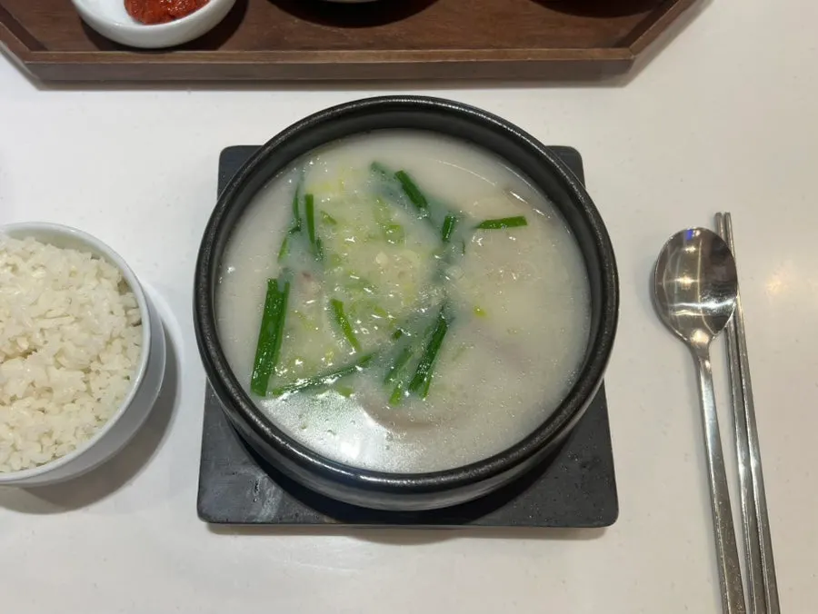 Mixed pork gukbap broth stirred with seasoning sauce