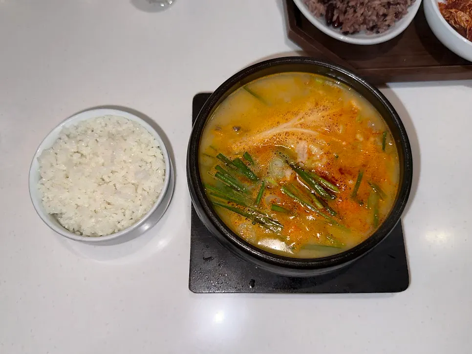 Mixed pork gukbap served with kimchi