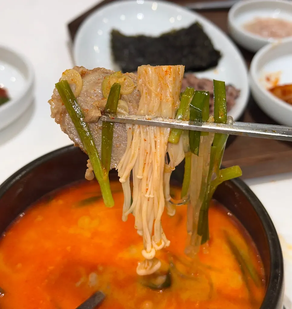 Spicy lean-meat gukbap paired with spicy kimchi