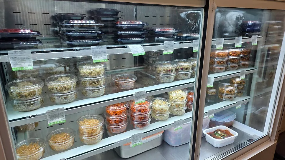Display shelves at the Gwanggyo banchan shop