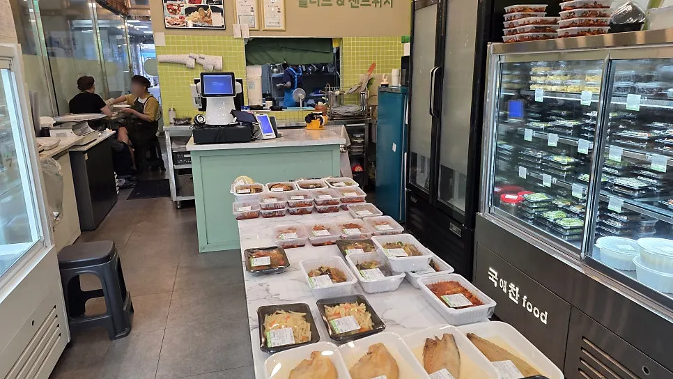 Wall-filling refrigerated showcase of side dishes
