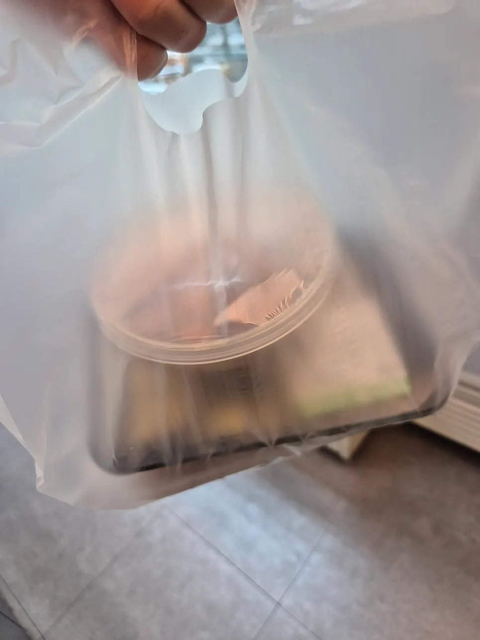 접시에 옮겨 담은 국애찬 반찬