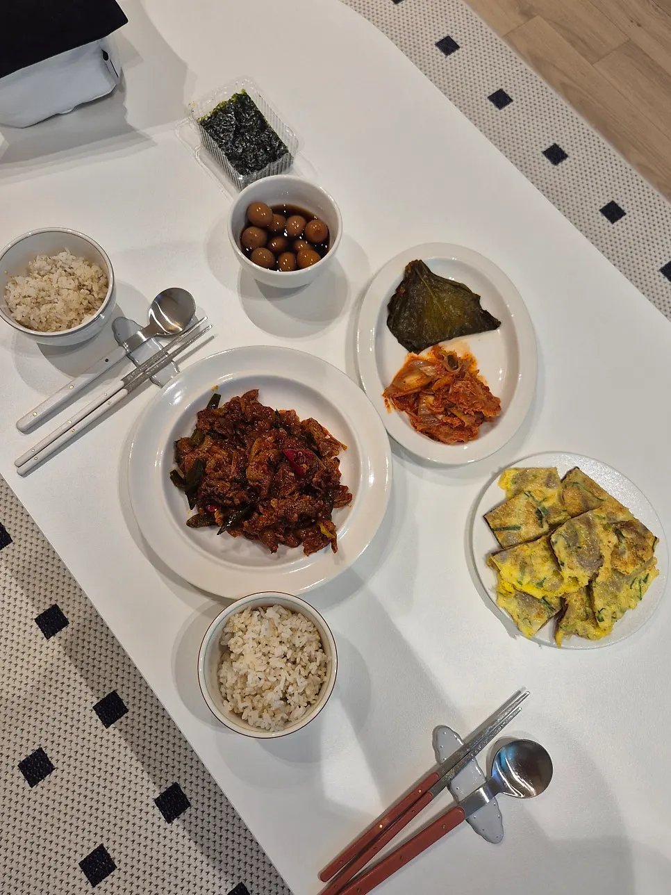 제육볶음과 육전을 함께 담은 접시