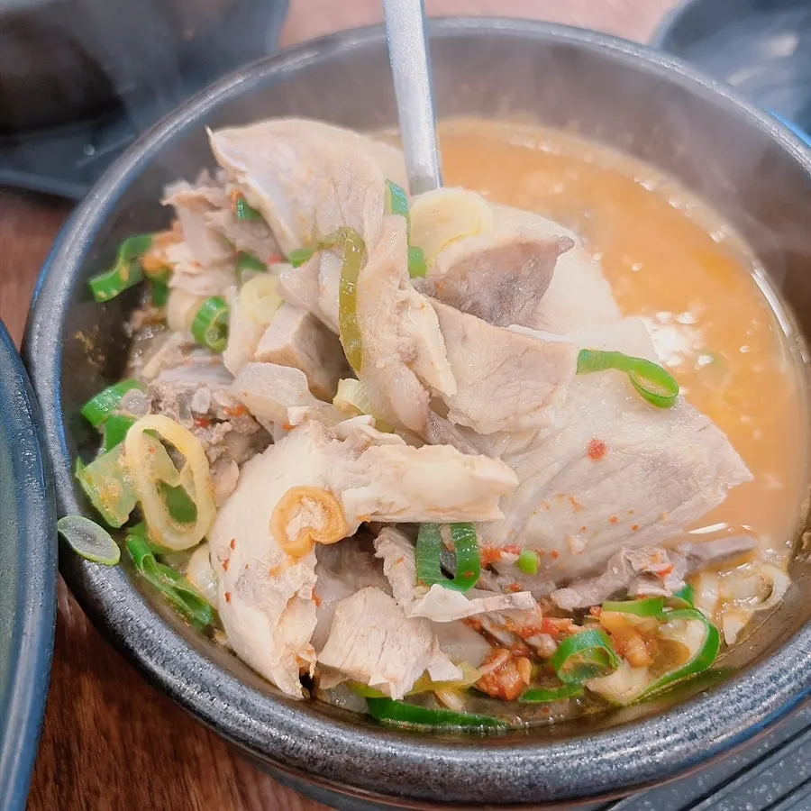 Sundae gukbap mixed with chives and perilla seed powder