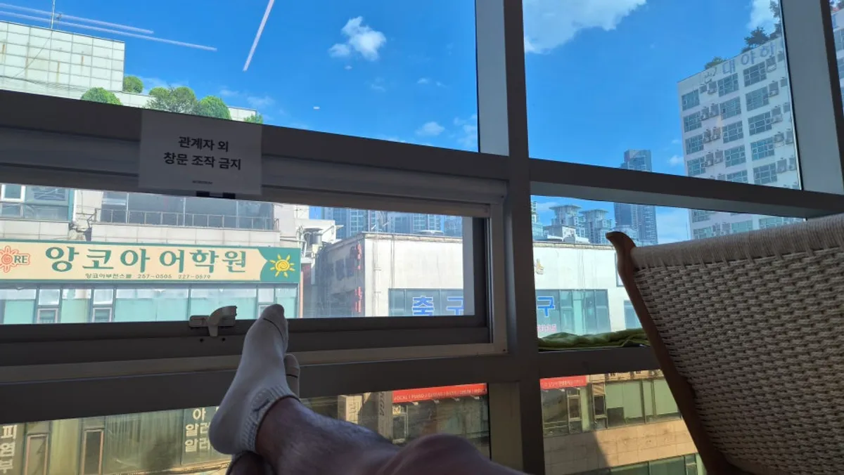 늦은 저녁 신중동역 근처 국밥이가 방문 장면