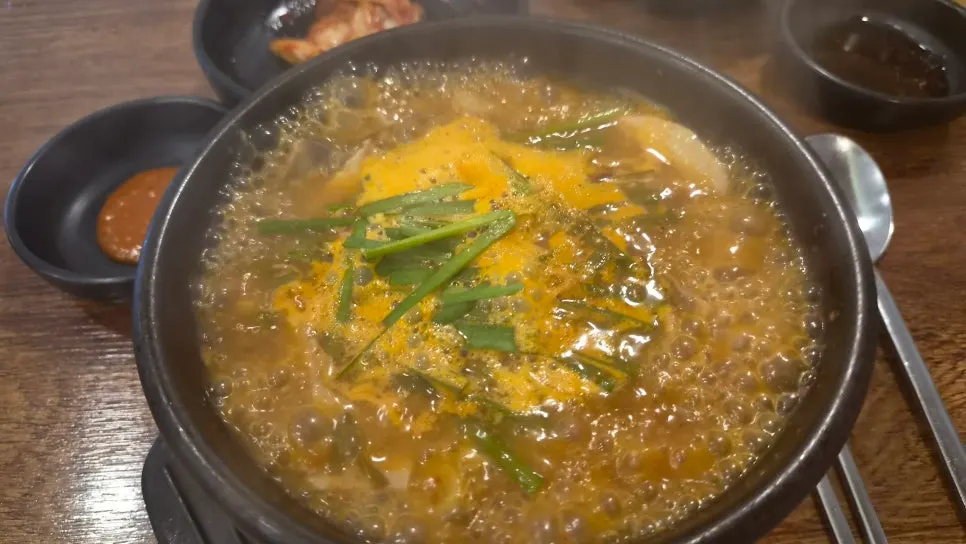 주문한 얼큰순대국과 얼큰돼지국밥 상차림