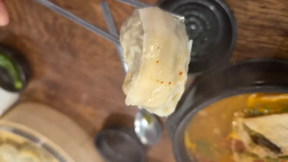 한 접시에 5개 나온 왕만두