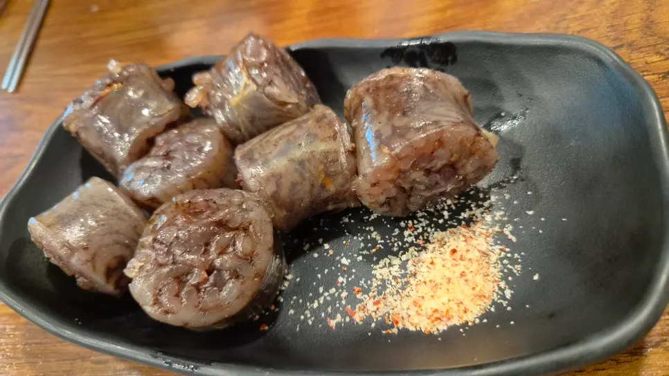 국물에 넣어 먹은 순대