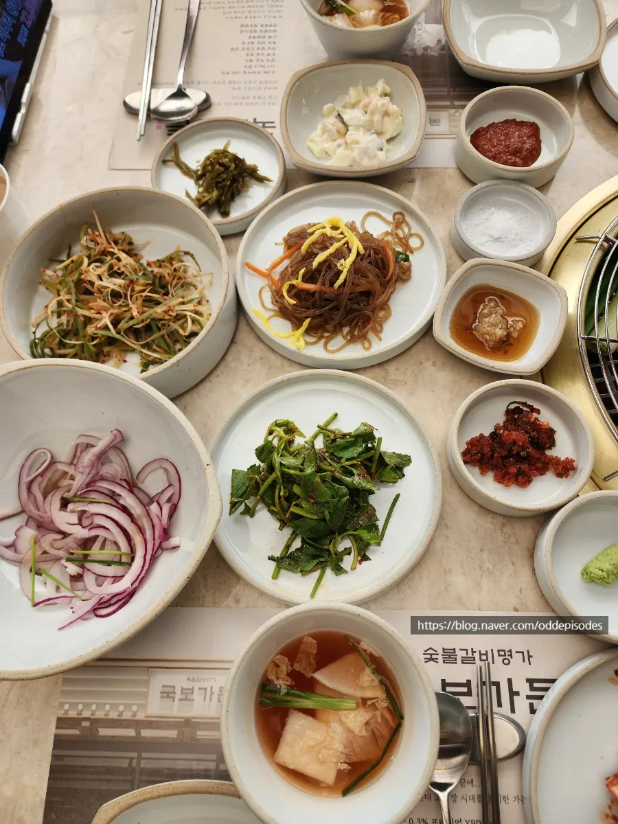 Side dishes and accompaniments for the hanwoo raw rib-eye set