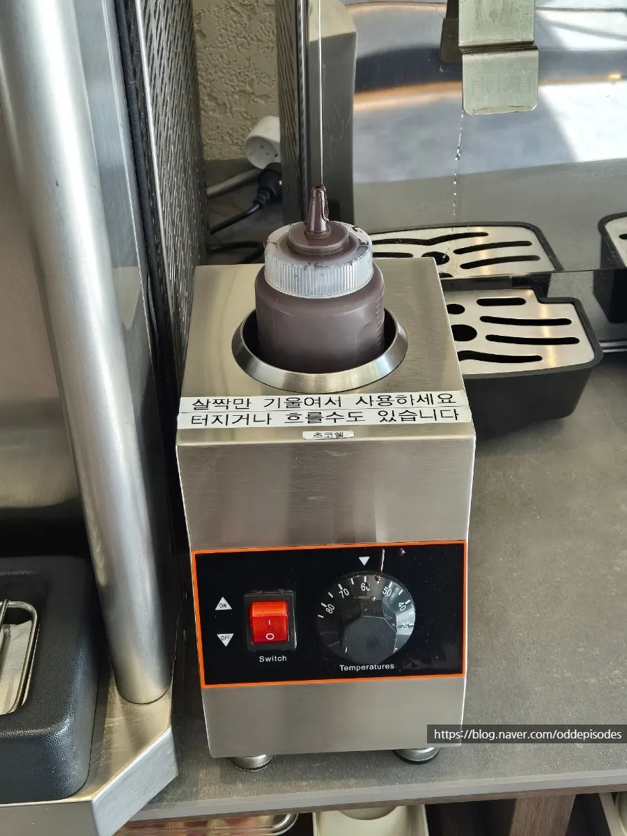 Beverage machines at the 1st-floor entrance dessert counter