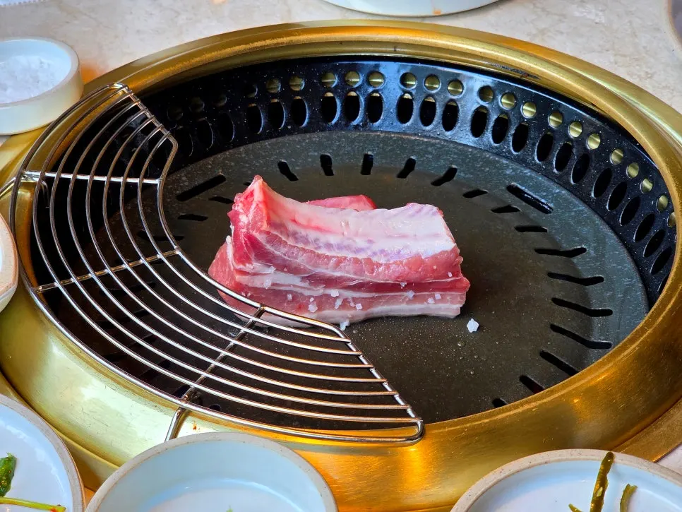 숯불 불판에 올려진 설화 생갈비
