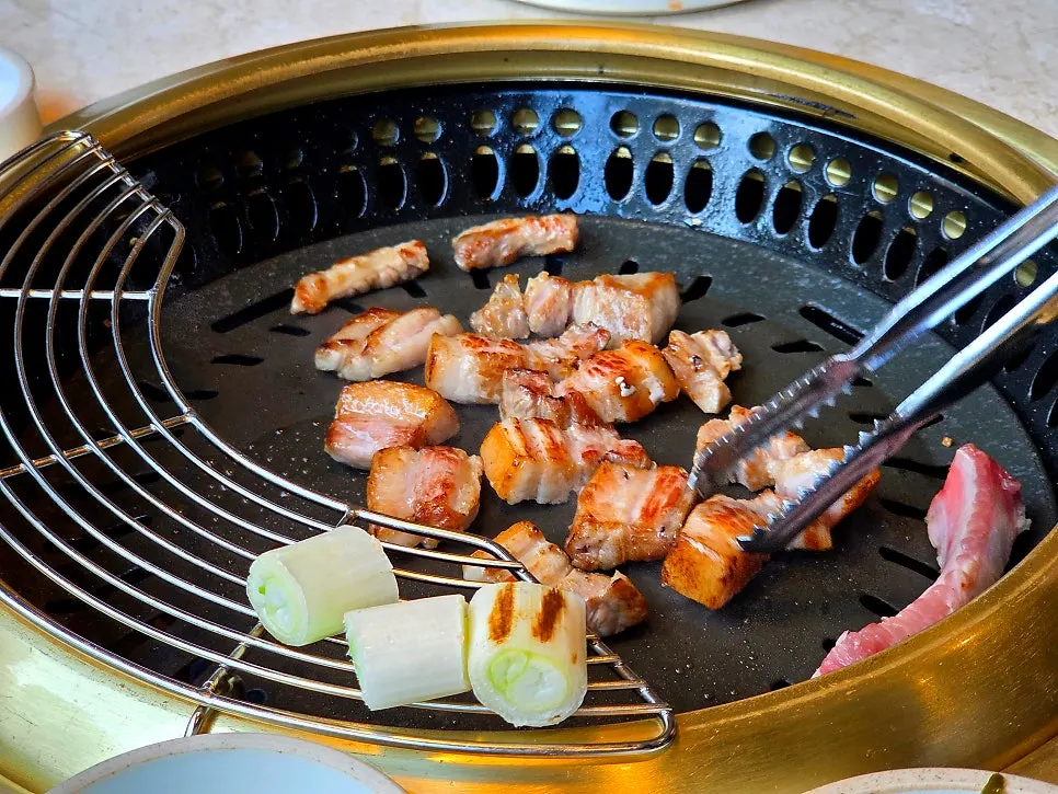 숯불에서 노릇하게 익어가는 생갈비