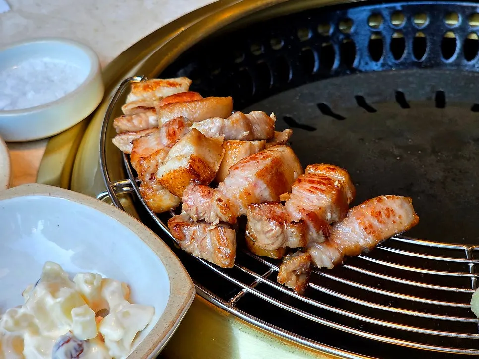 잘라서 구워진 설화 생갈비 한 점