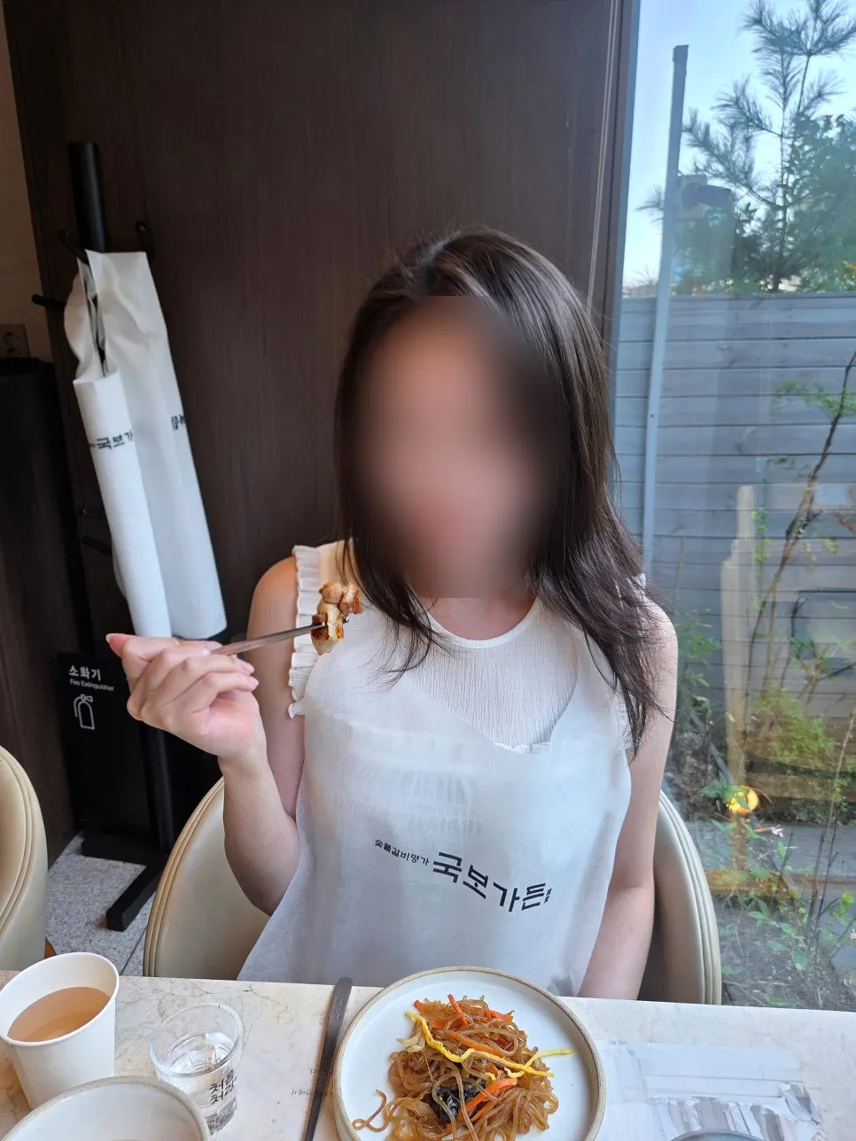 구운 생갈비를 소금에 찍어 먹는 장면