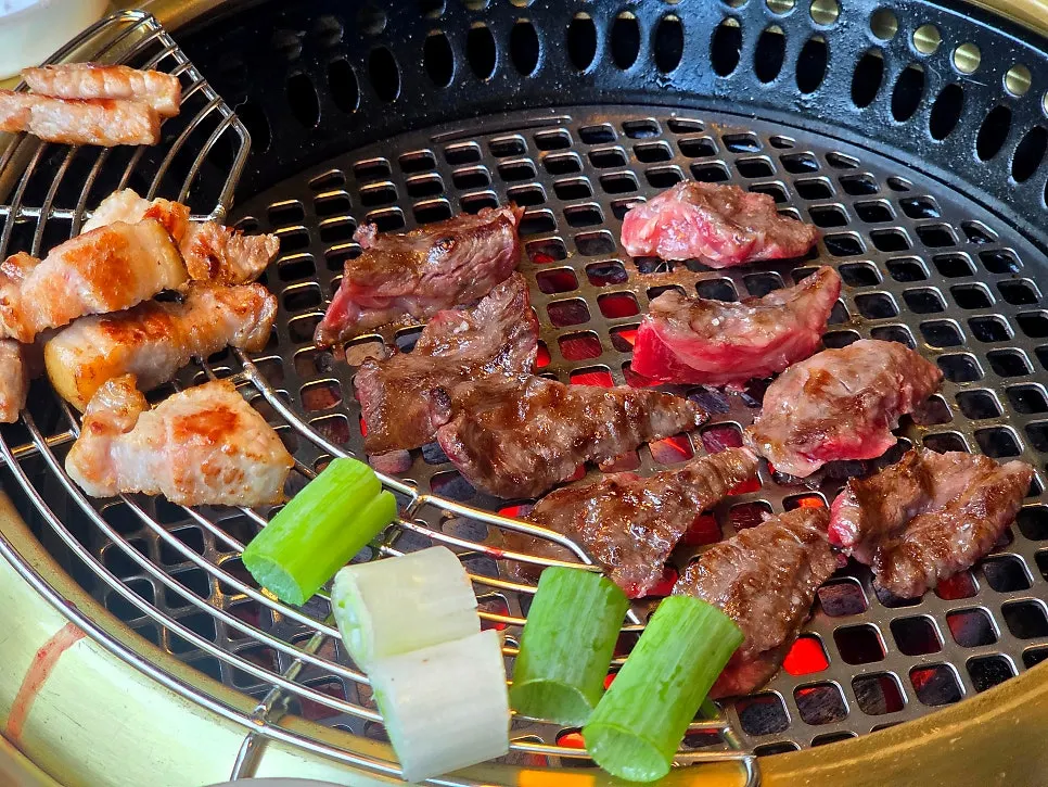 숯불에 올려진 한우생갈빗살