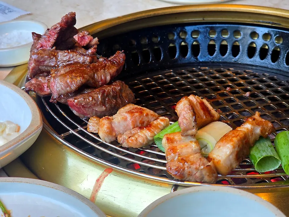 불향이 입혀지며 익어가는 한우생갈빗살