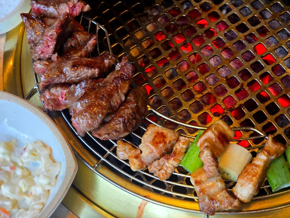 말돈소금에 찍은 한우생갈빗살 한 점