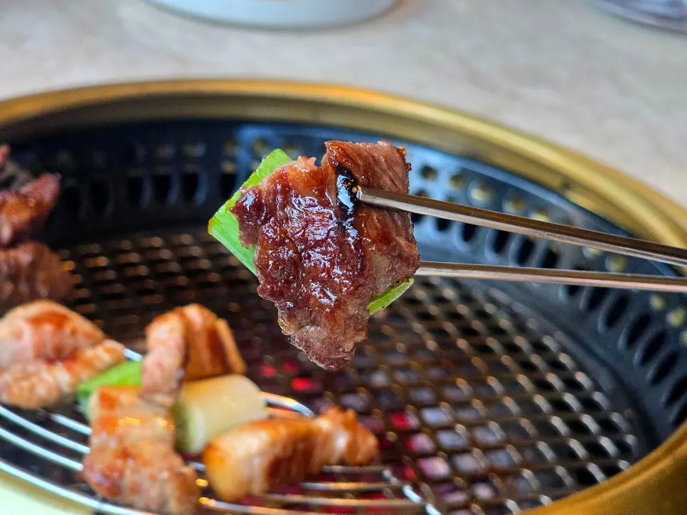 와사비와 장아찌를 곁들인 한우생갈빗살