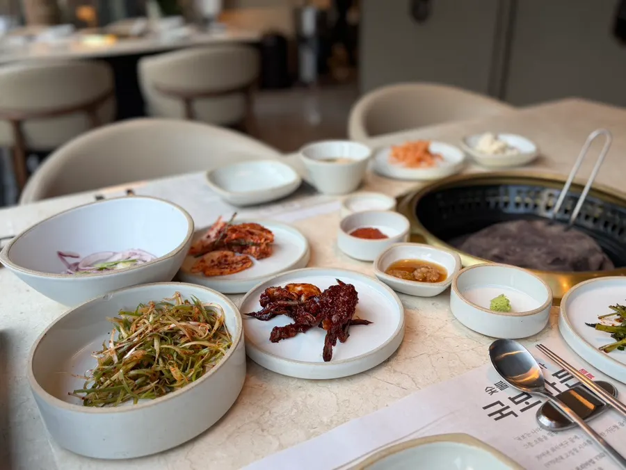 국보가든 삼성본점 불판과 수저 세팅