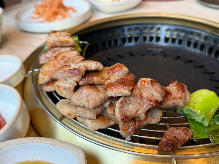 불판에서 구워진 한돈 설화 황제 꽃살
