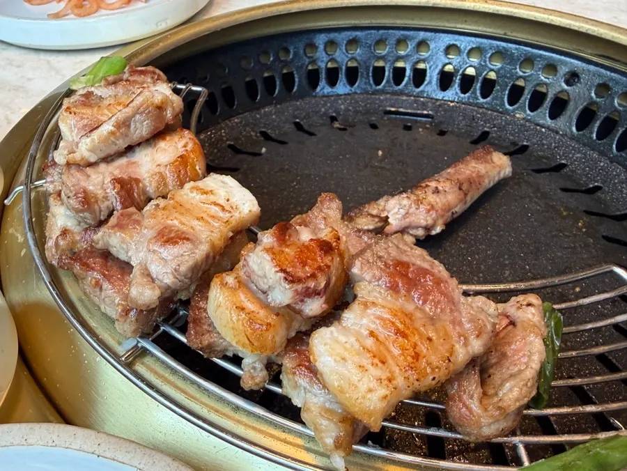 불향 입혀 구워진 국보설화 생갈비와 갈빗대