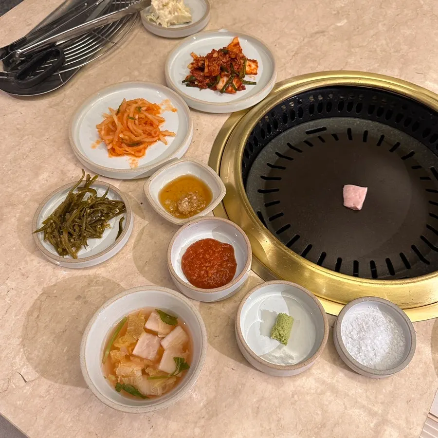 상차림 전 세팅된 테이블
