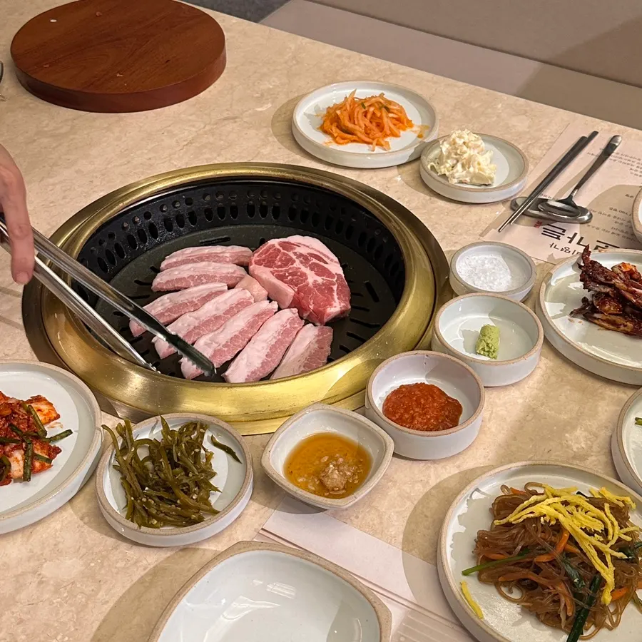 주문한 껍항정과 생목살 생고기 접시