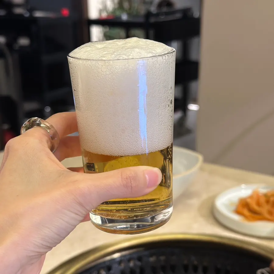 고기와 함께 곁들인 맥주
