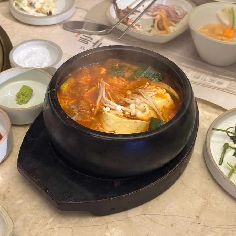얼큰한 한우 순두부찌개와 밥