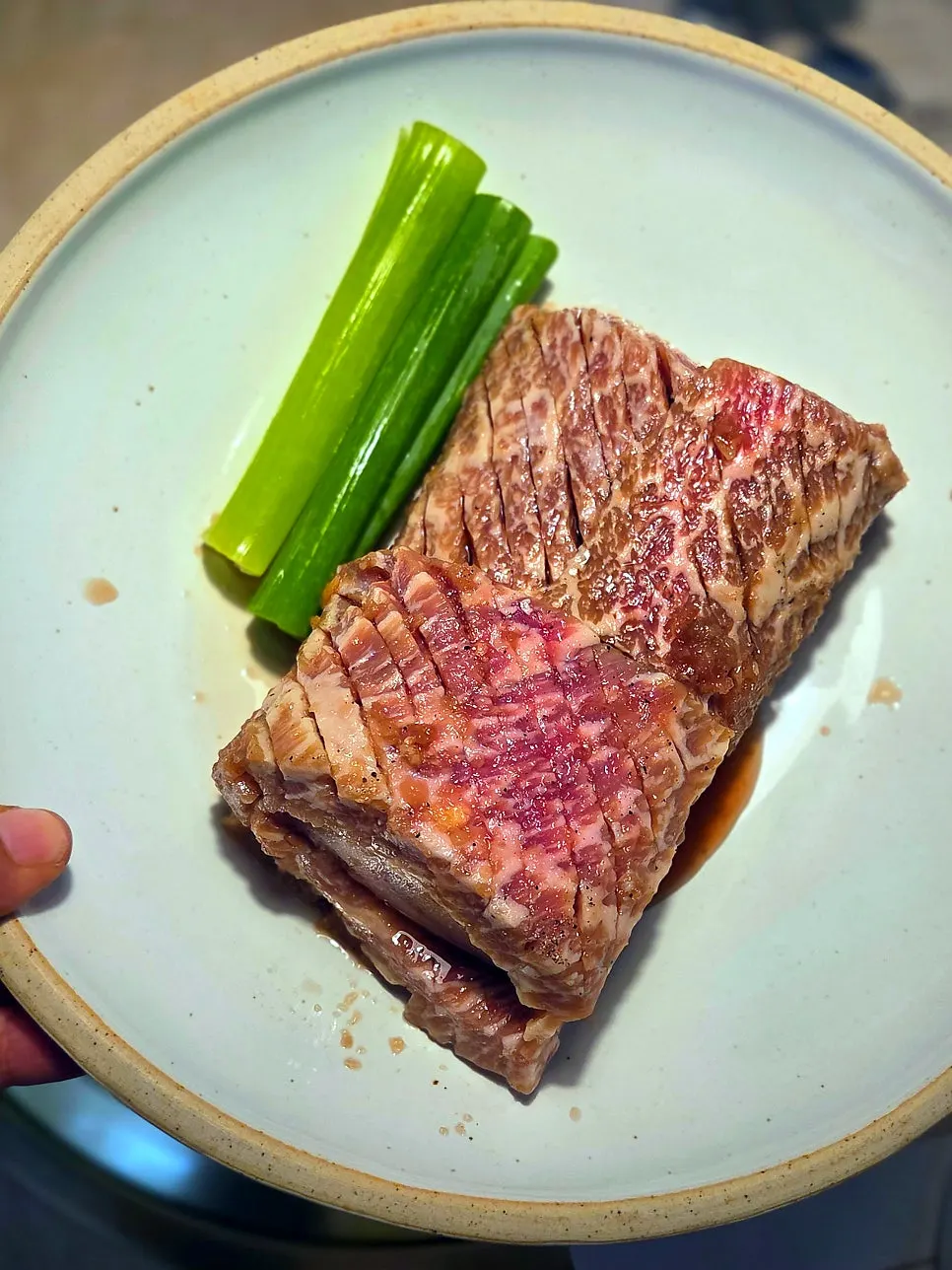 양념 밴 소 양념갈비 2인분 생고기 접시
