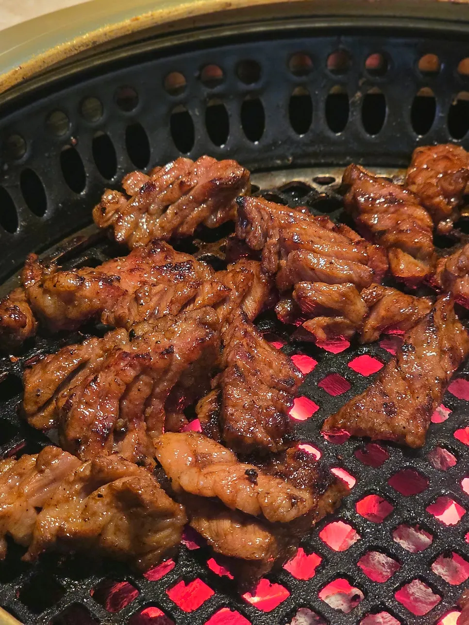 숯불에서 익어가는 양념갈비 클로즈업