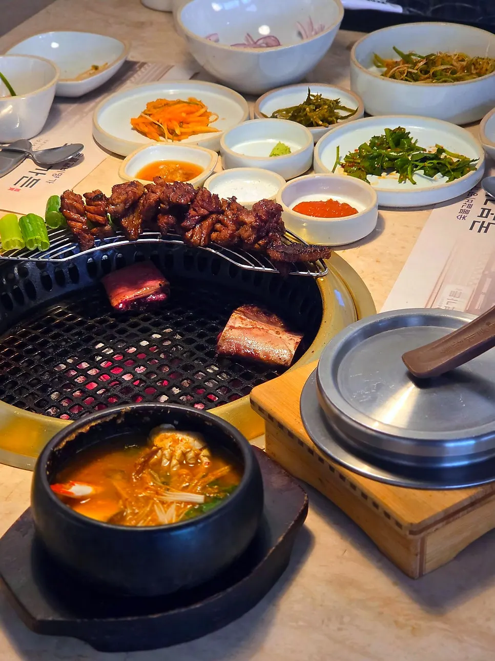 점심 식사로 나온 솥밥과 된장찌개 한 상