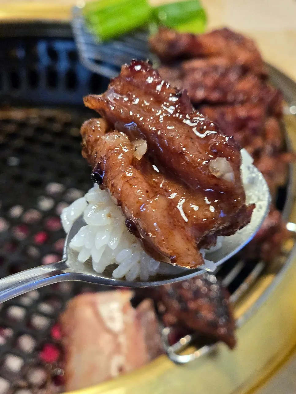 밥 위에 올린 소갈비 한 점
