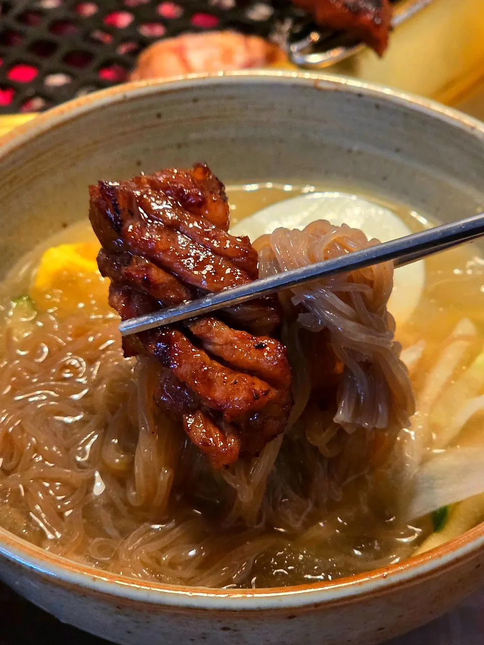 물냉면 위에 올린 따뜻한 갈비 한 점