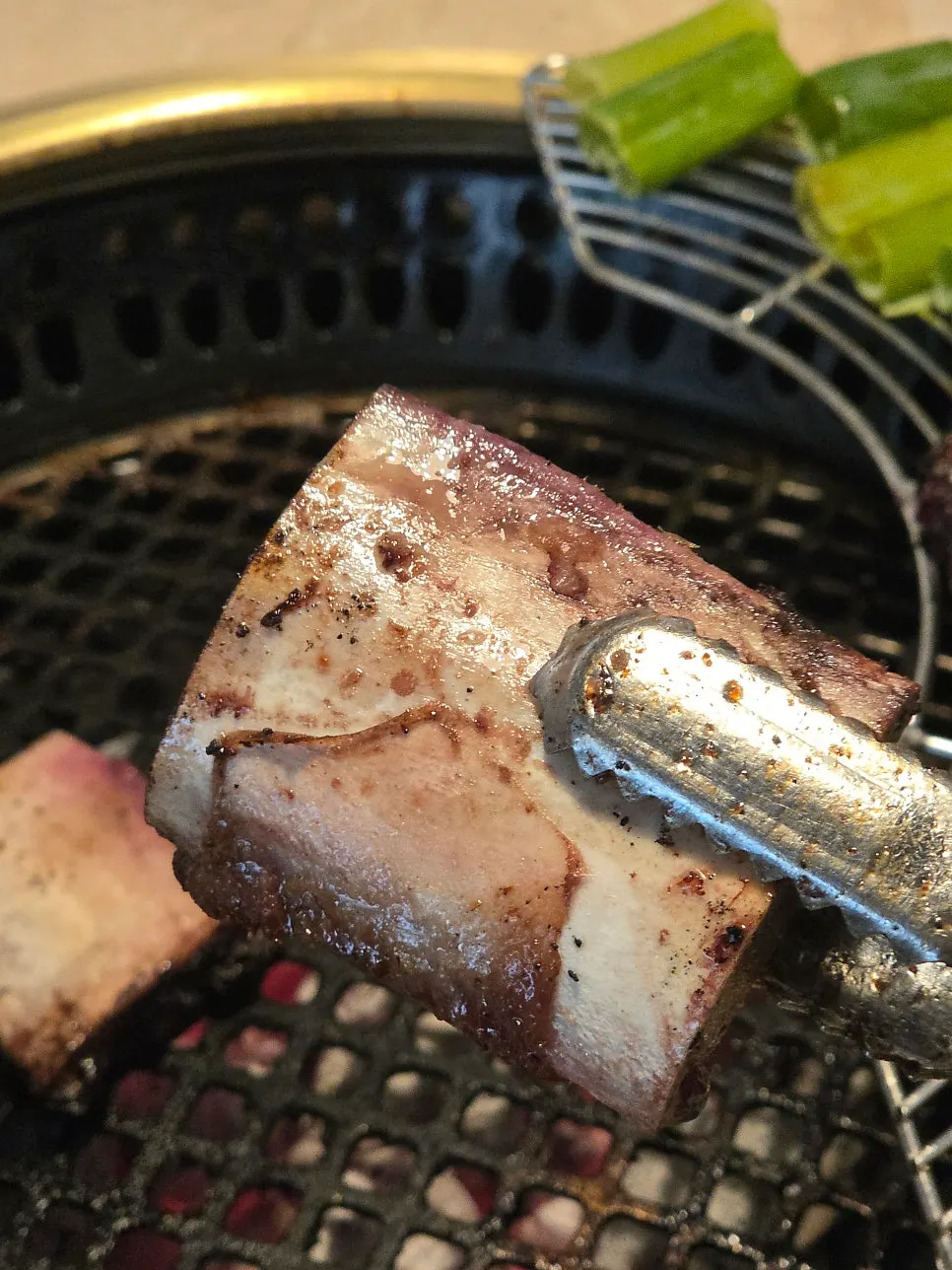 남은 갈빗대까지 뜯어 먹은 접시