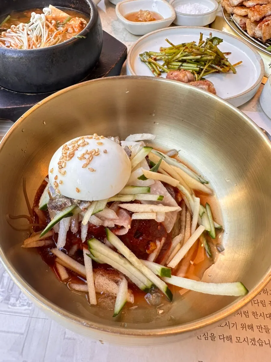 해산물 가득한 꽃게된장찌개와 솥밥