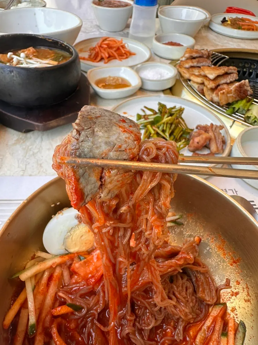 점심 특선에 포함된 찌개와 밥 구성