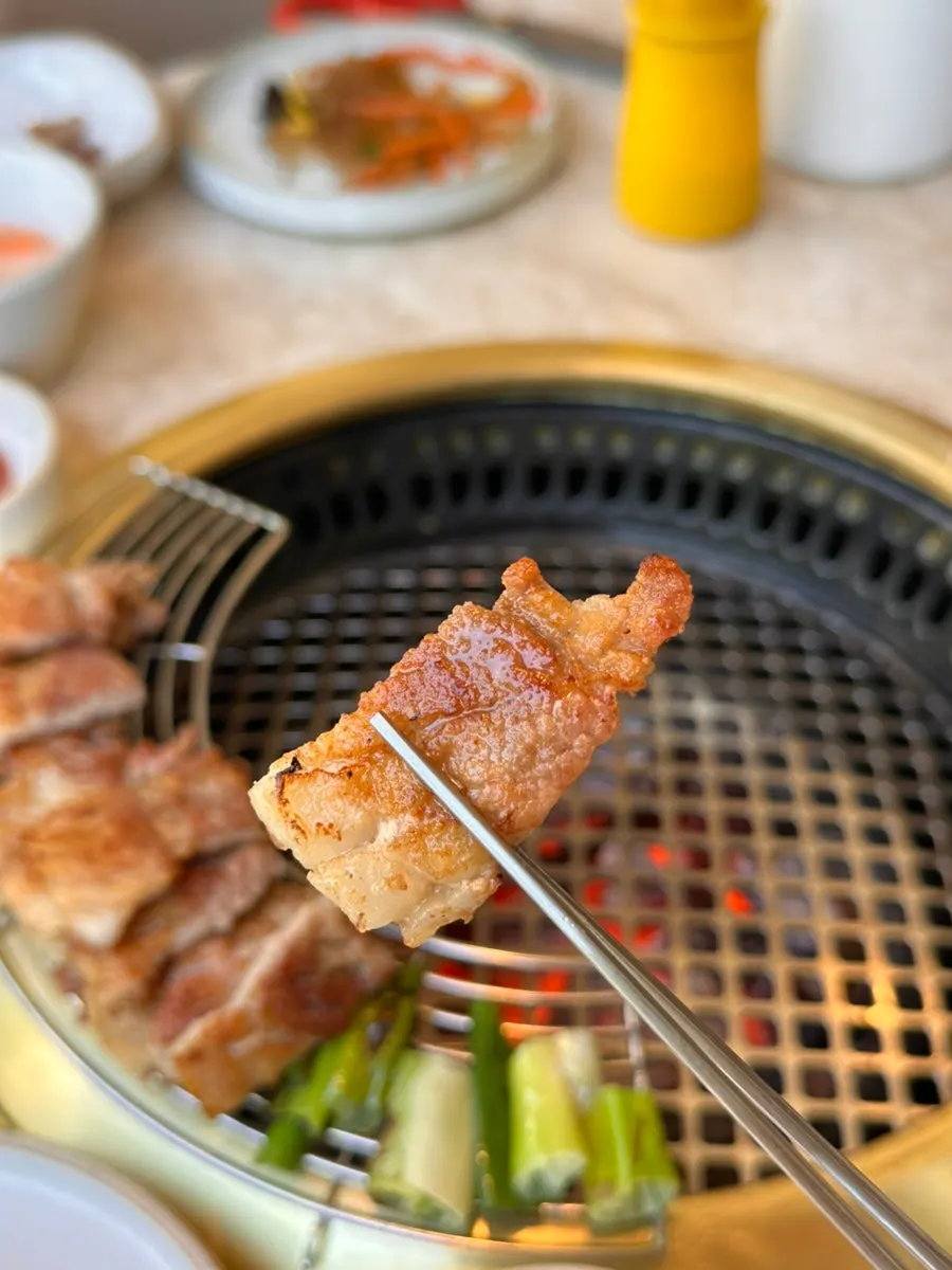 비빔냉면과 함께한 갈비 한 점